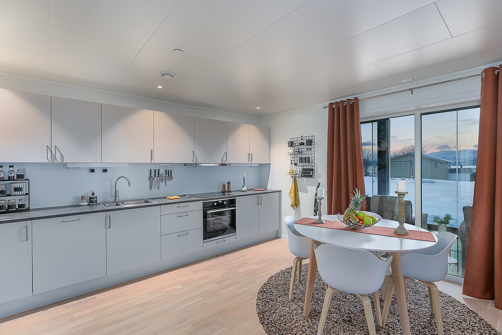 God plass til spisegruppe i tilknytning til kjøkken. Galleribilde