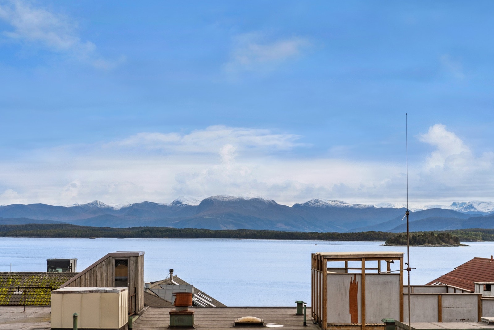 Fra leiligheten er det flott utsikt over bgårdene mot sør. Galleribilde