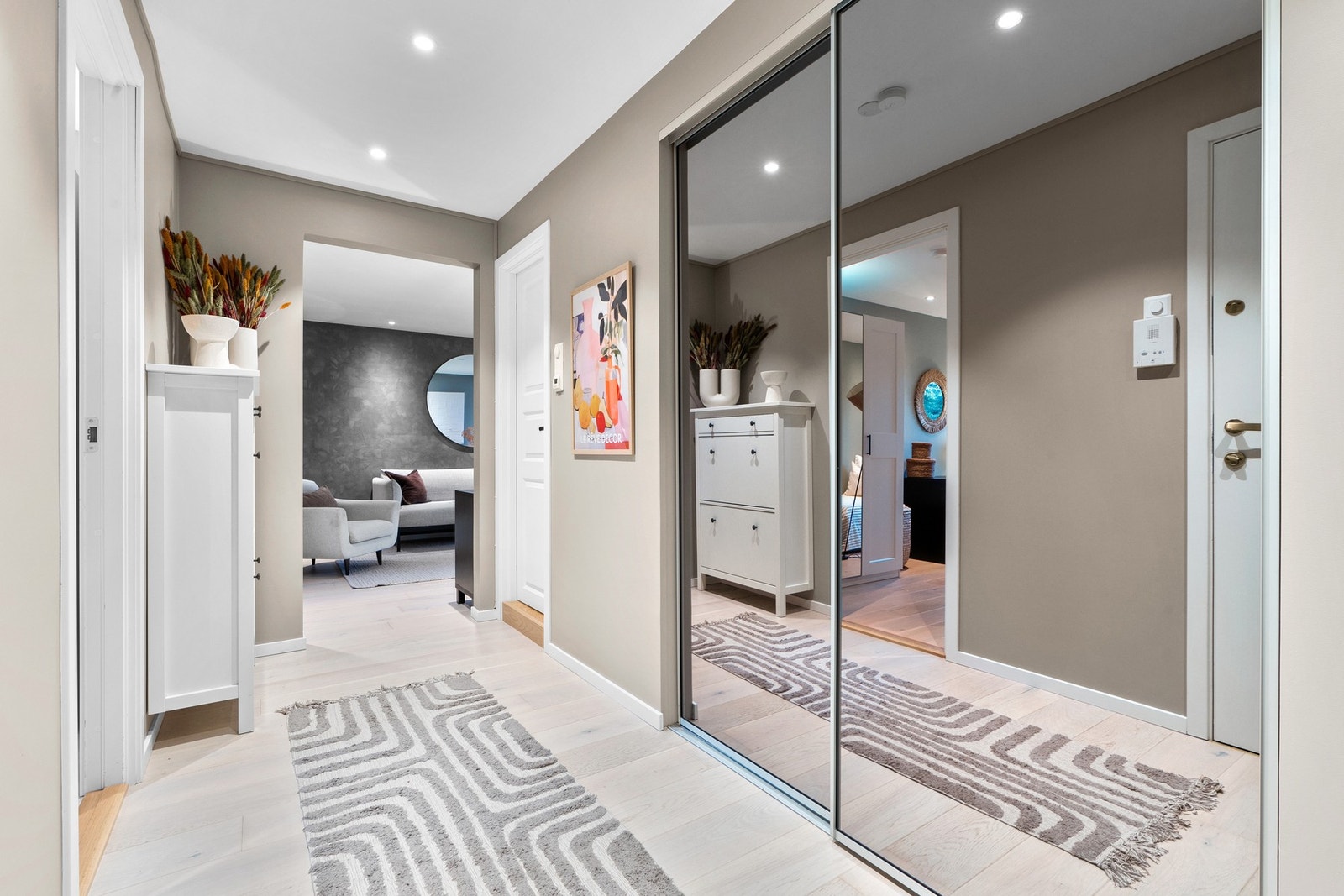 Vel inne blir vi ønsket velkommen i en pen entré med et stort garderobeskap hvor man kan henge fra seg yttertøy. Galleribilde