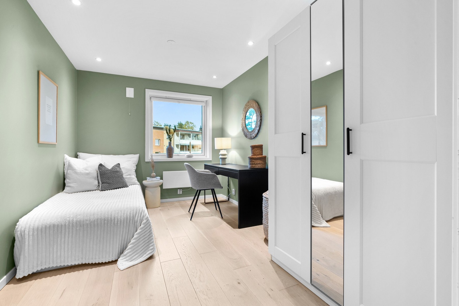 Soverom II er også av god størrelse med fin plass til seng og kontorpult. Galleribilde