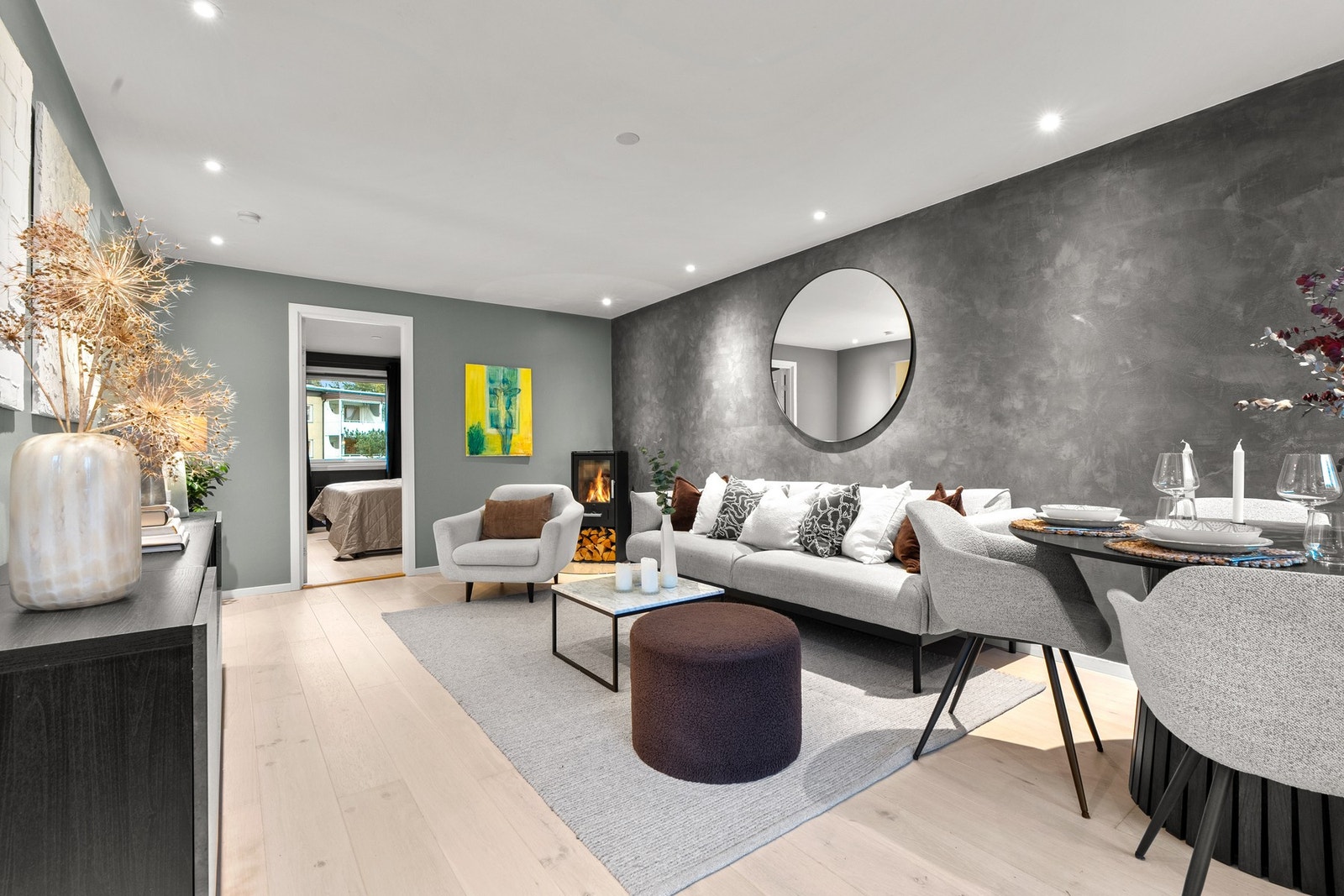 Boligen har en attraktiv og tilbaketrukket beliggenhet med umiddelbar nærhet til Østmarka. Det er kort vei til butikker/sentre, offentlig kommunikasjon, idrettsanlegg, skoler og barnehager. Galleribilde