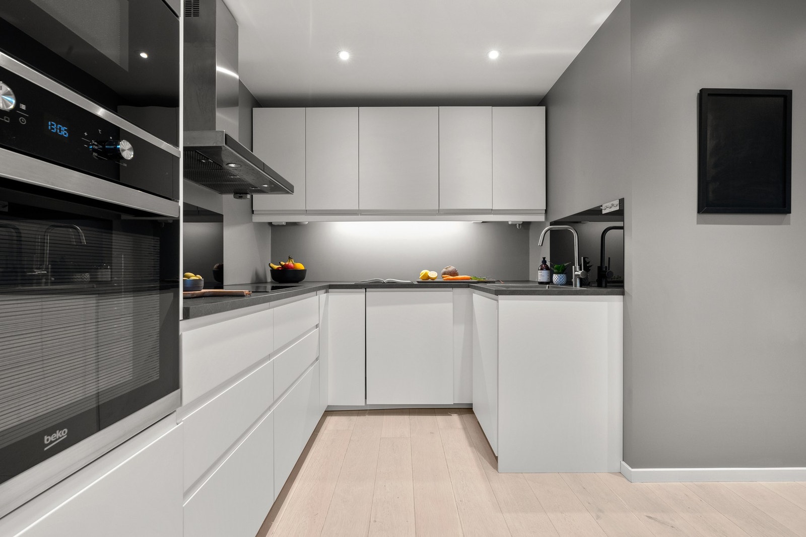 Det er montert stålvask med ettgreps blandebatteri, komfyrvakt til platetopp og automatisk lekkasjestopper til oppvaskmaskin i henhold til dagens forskrifter. Galleribilde