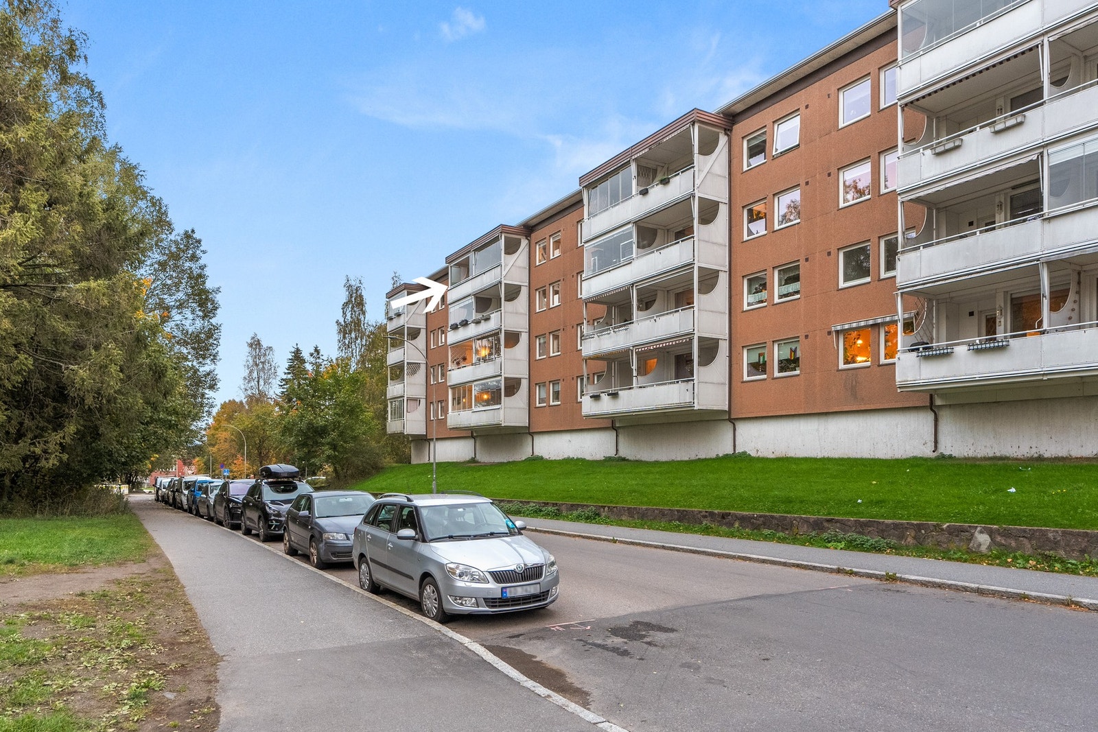 Leiligheten ligger fint plassert i toppetasjen mot enden. Beliggenheten er svært sentral mer kort gangavstand til bla. Østmarka, offentlig kommunikasjon og idrettssanlegg. Galleribilde