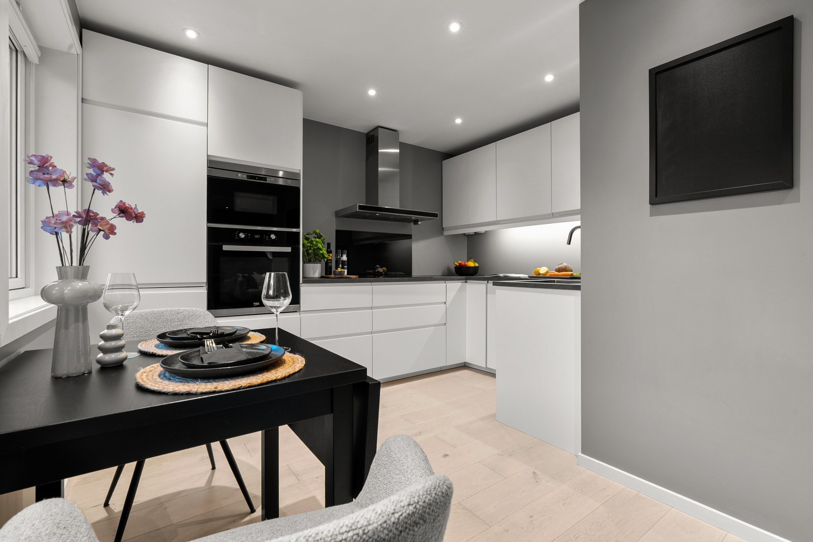 Videre har kjøkkenet integrerte hvitevarer som oppvaskmaskin, induksjonstopp, mikrobølgeovn, stekeovn og kjøle-/fryseskap. Galleribilde