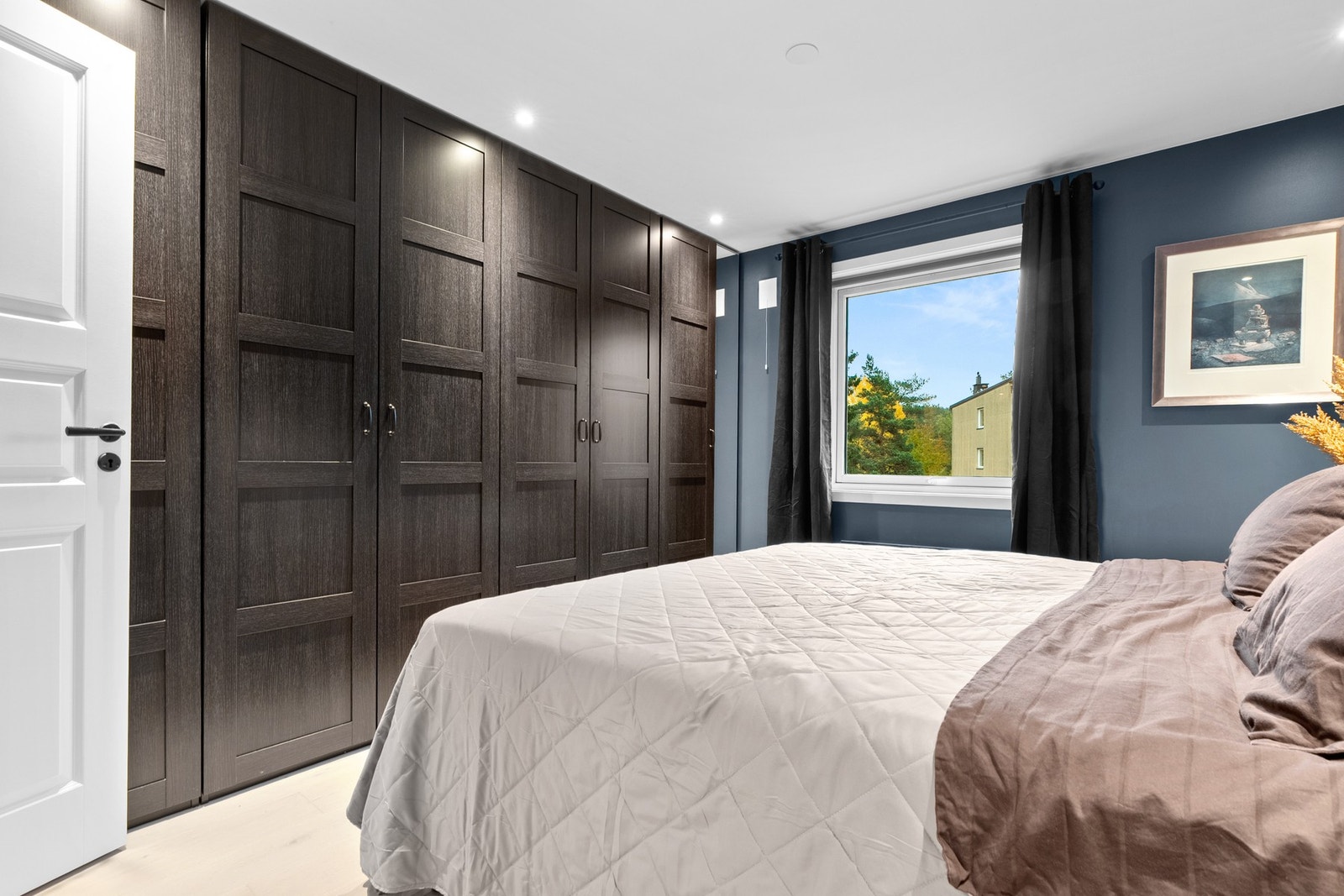 Hovedsoverommet har en romslig garderobeløsning som gir rikelig med oppbevaringsplass. Galleribilde