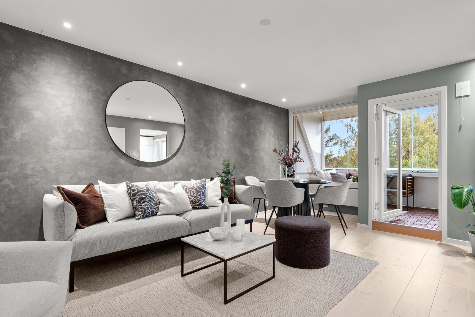 Rommet får godt med naturlig lysinnslipp fra store vindusflater mot vest. Vinduene og balkongdøren ble skiftet i regi av borettslaget i 2016. Galleribilde