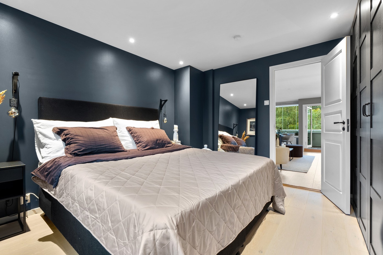 Rommet har ellers god plass til å innredes med dobbeltseng og nattbord. Galleribilde