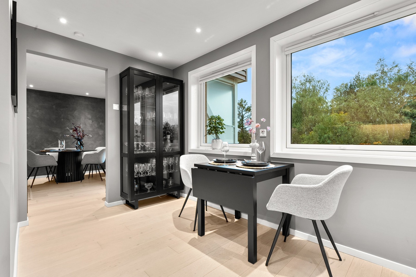 Kjøkkenet ligger i tilknytning til stuen og har også fin plass til å innrede med spisebord/frokostbord. Galleribilde