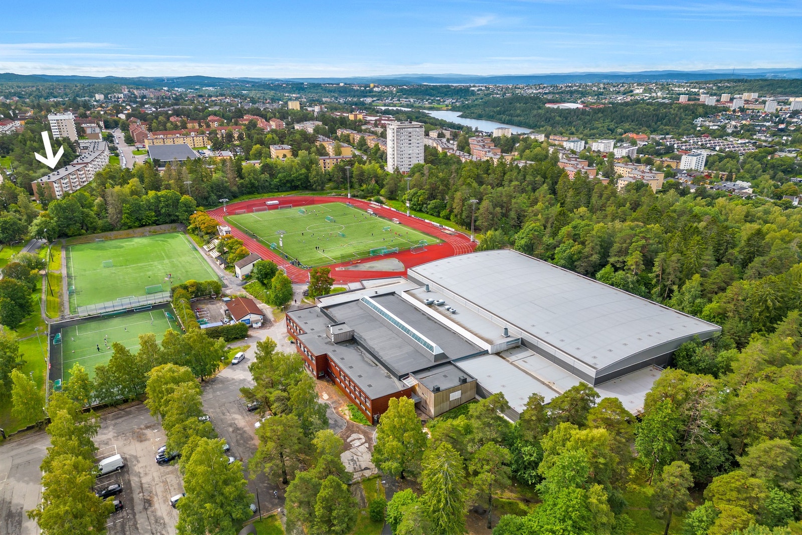 Flott idrettsanlegg på Trasop, leiligheten markert med pil til venstre i bilde. Oppsal idrettsforening har et bredt tilbud og flotte fasiliteter i tilknytning til Oppsal Arena. Galleribilde