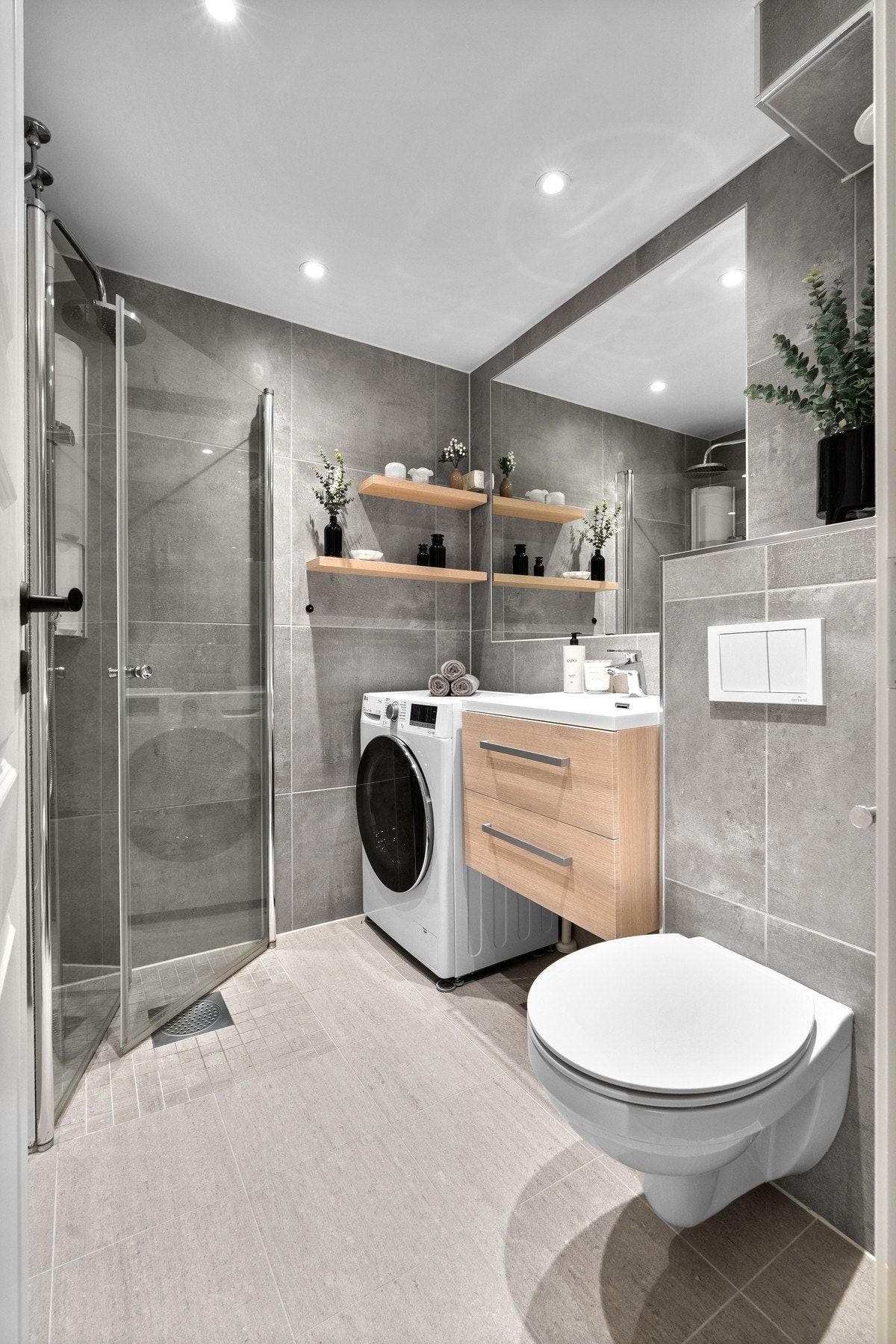 Delikat baderom rehabilitert i regi av borettslaget i 2008. Modernisert med nye fliser og baderomsinnredning i 2017. Galleribilde