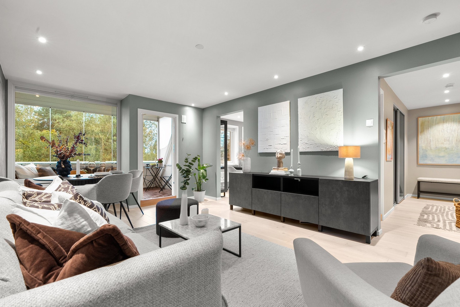 Stuen er et lyst og innbydende oppholdsrom med fin plass til sofagruppe med tilhørende bord og spisebord. Galleribilde