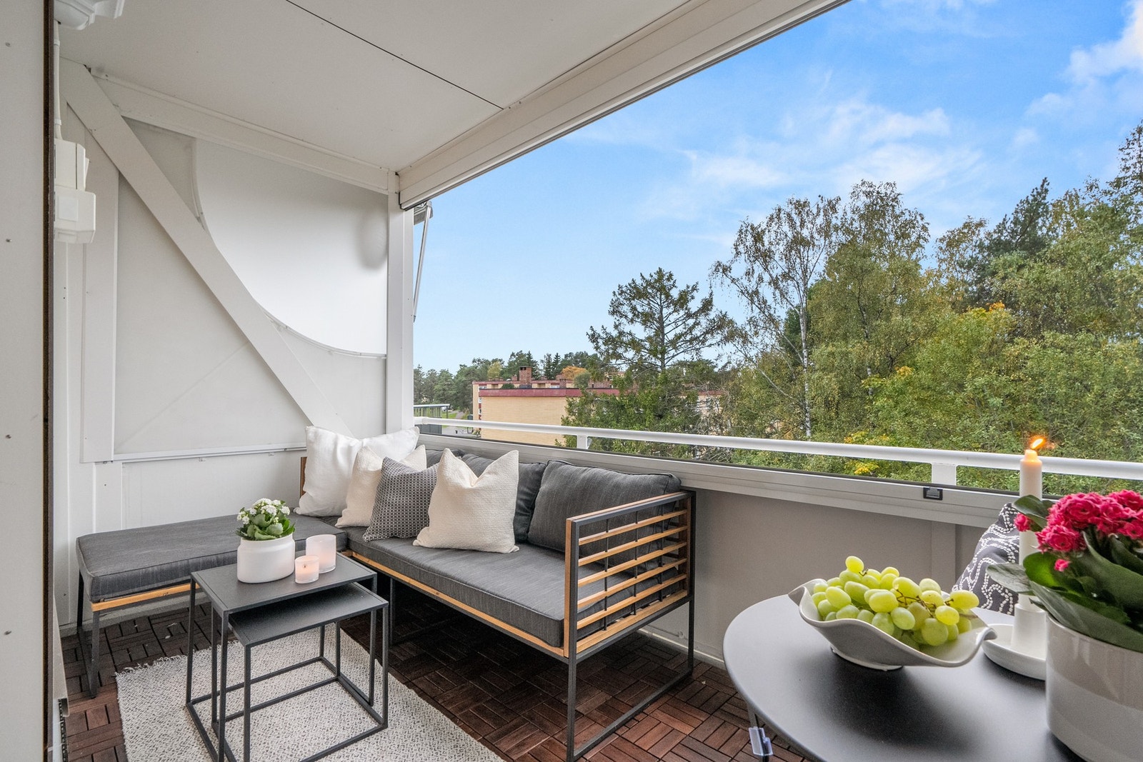 Vetlandsveien 54A er en lys og pen 3-roms toppleilighet på 70m² med vestvendt, solrik balkong. Leiligheten ligger usjenert og sentralt plassert. Galleribilde