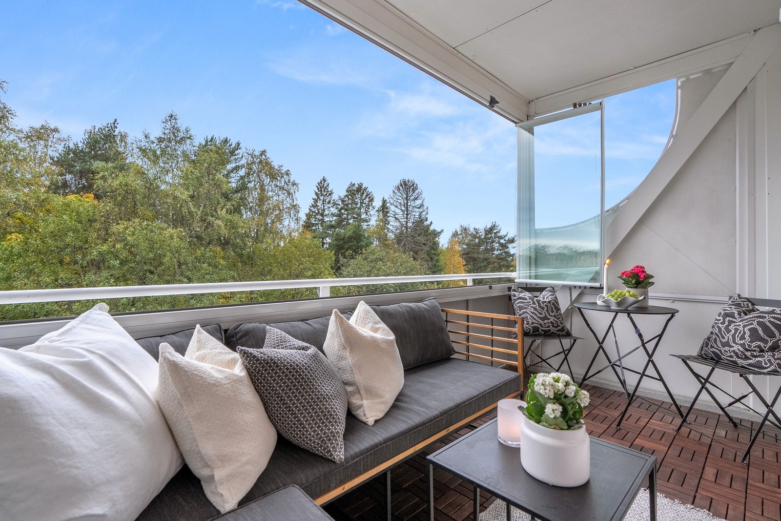 Fra stuen er det utgang til en vestvendt, innglasset balkong på ca. 7 kvm. Galleribilde