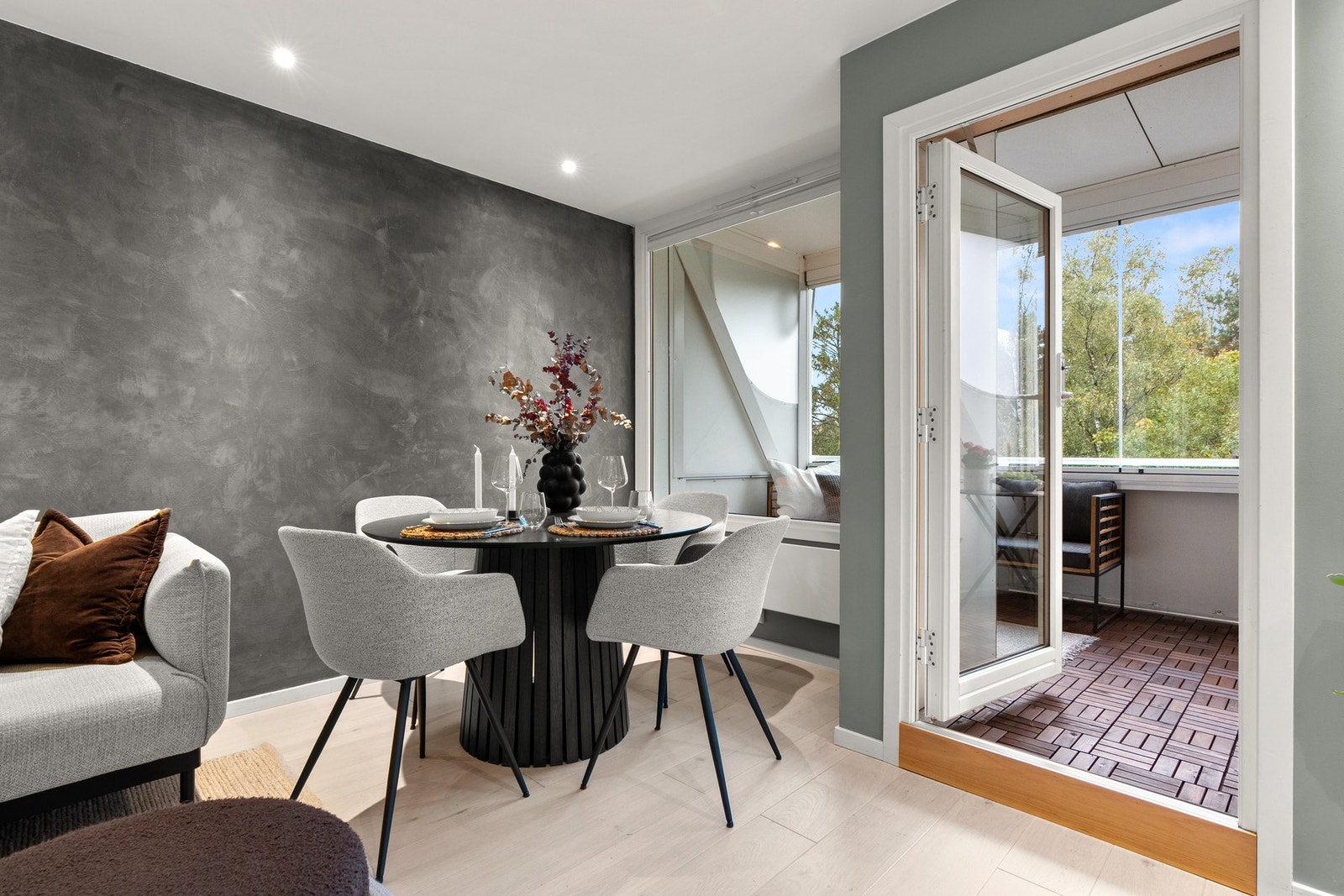 I sonen mot balkongen passer det utmerket å innrede med et spisebord. Galleribilde
