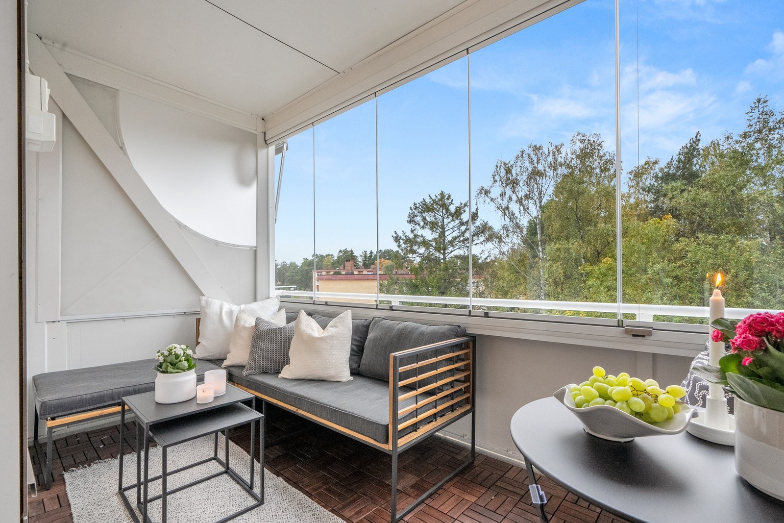 Her er det fin plass til å innrede med ønsket møblement, og innglassingen fra kan skyves helt til side for å slippe sol og luft inn. Galleribilde