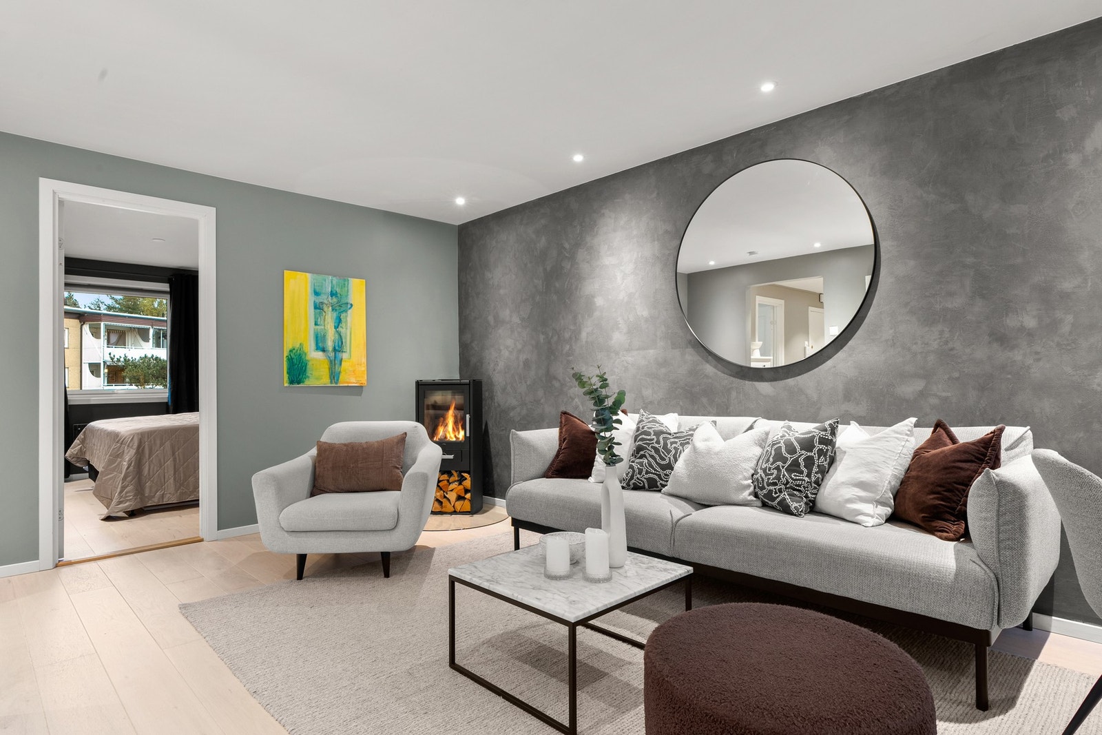 Veggene er slette og malt i moderne toner. Gulvet er belagt med laminat som er gjennomgående i boligen og binder rommene sammen på en elegant måte. Galleribilde