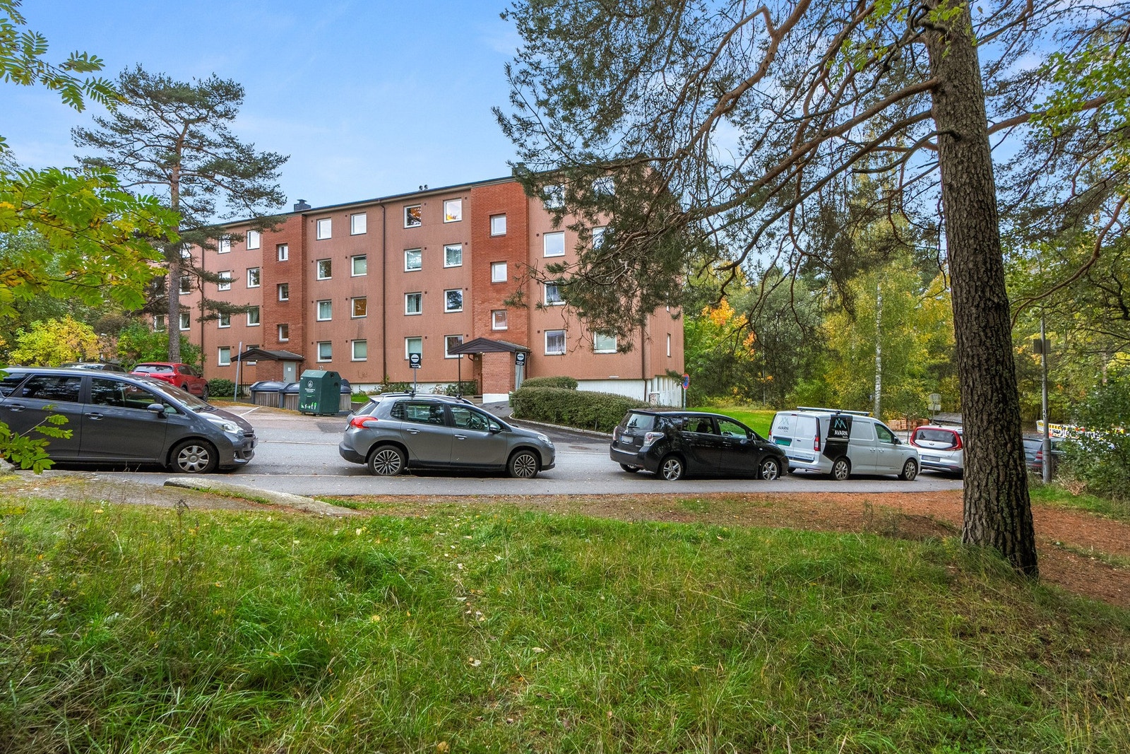 Fine grøntområder rundt bebyggelsen i borettslaget. I området er det gratis gateparkering, og borettslaget har p-plasser som leies ut etter venteliste. Galleribilde