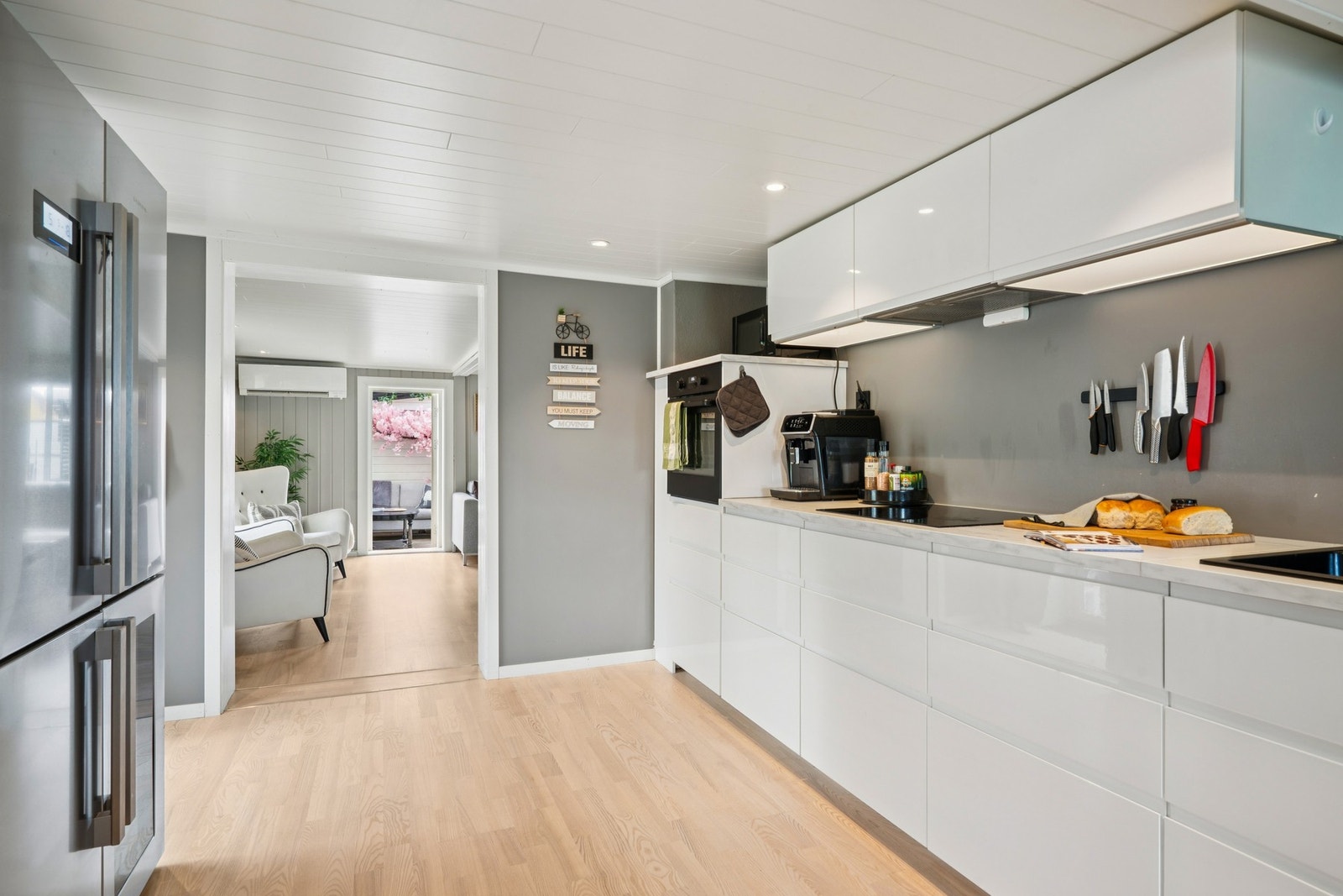 Lyst og hyggelig kjøkken med god oppbevaring. Galleribilde