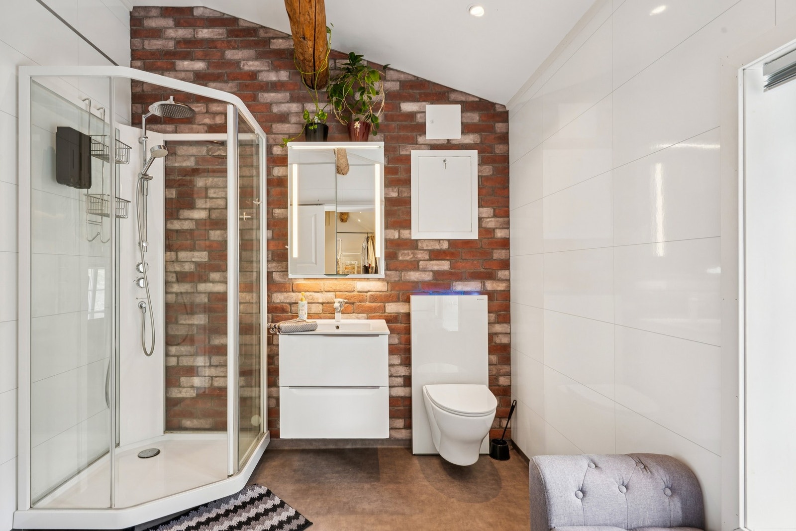 Lekkert bad med rustikke innslag. Galleribilde