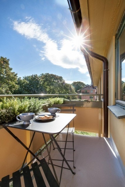 solrik balkong, rett ut mot parken Vestkanttorget. Galleribilde