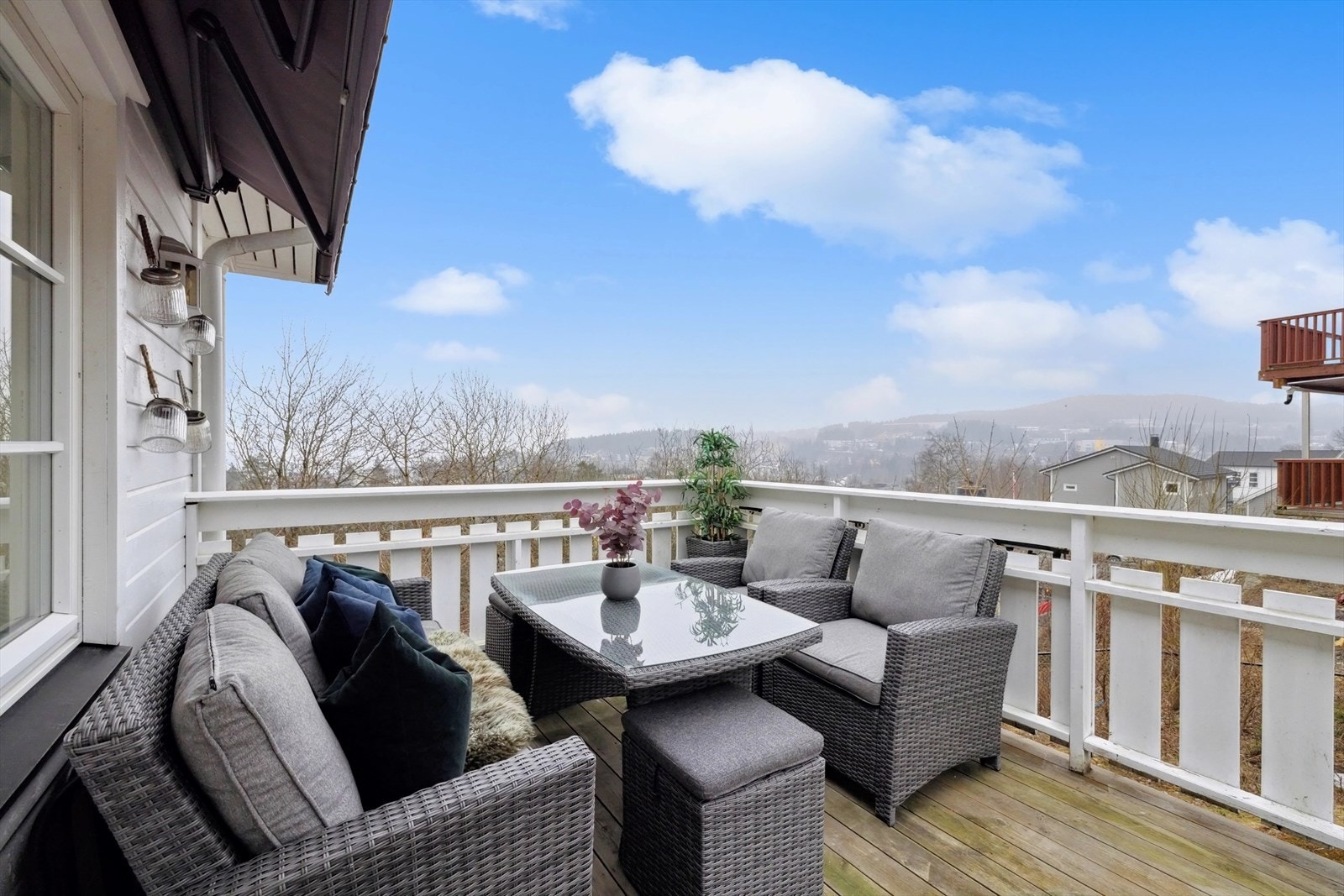 Balkongen på 14 m², har plass til utemøblement. Det er markise som skygger godt på de varmeste dagene. Galleribilde