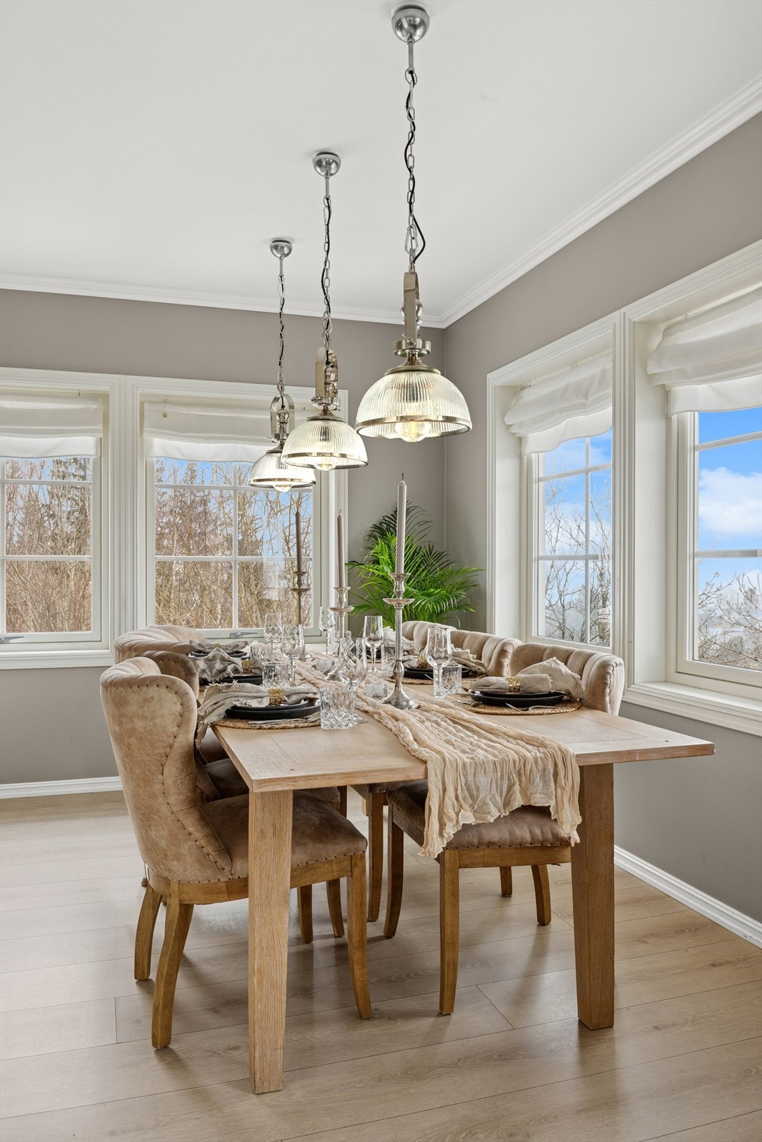 Det er god plass til stor spiestueløsning mot de store vinduene. Inviter venner og familie til lange og gode måltider. Galleribilde