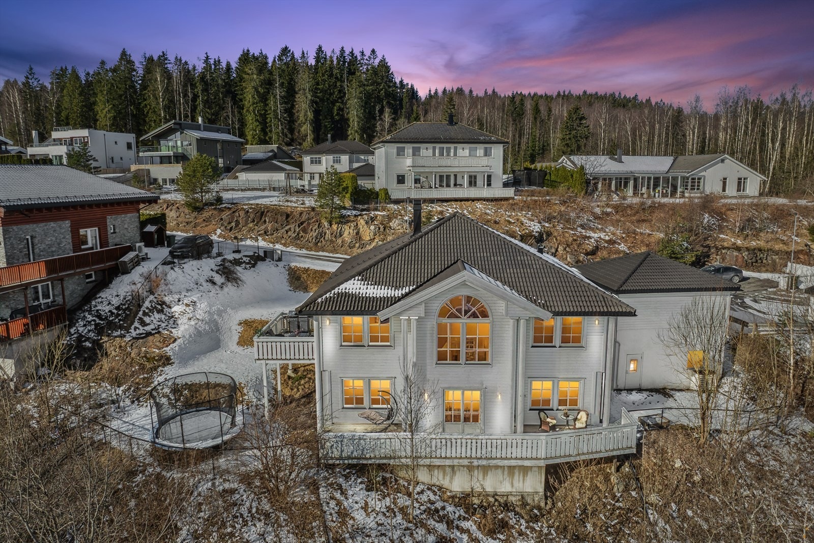 Det er balkong på 14 m² og terrasse på 32 m². Hagen er delt opp i flere nivåer. Galleribilde