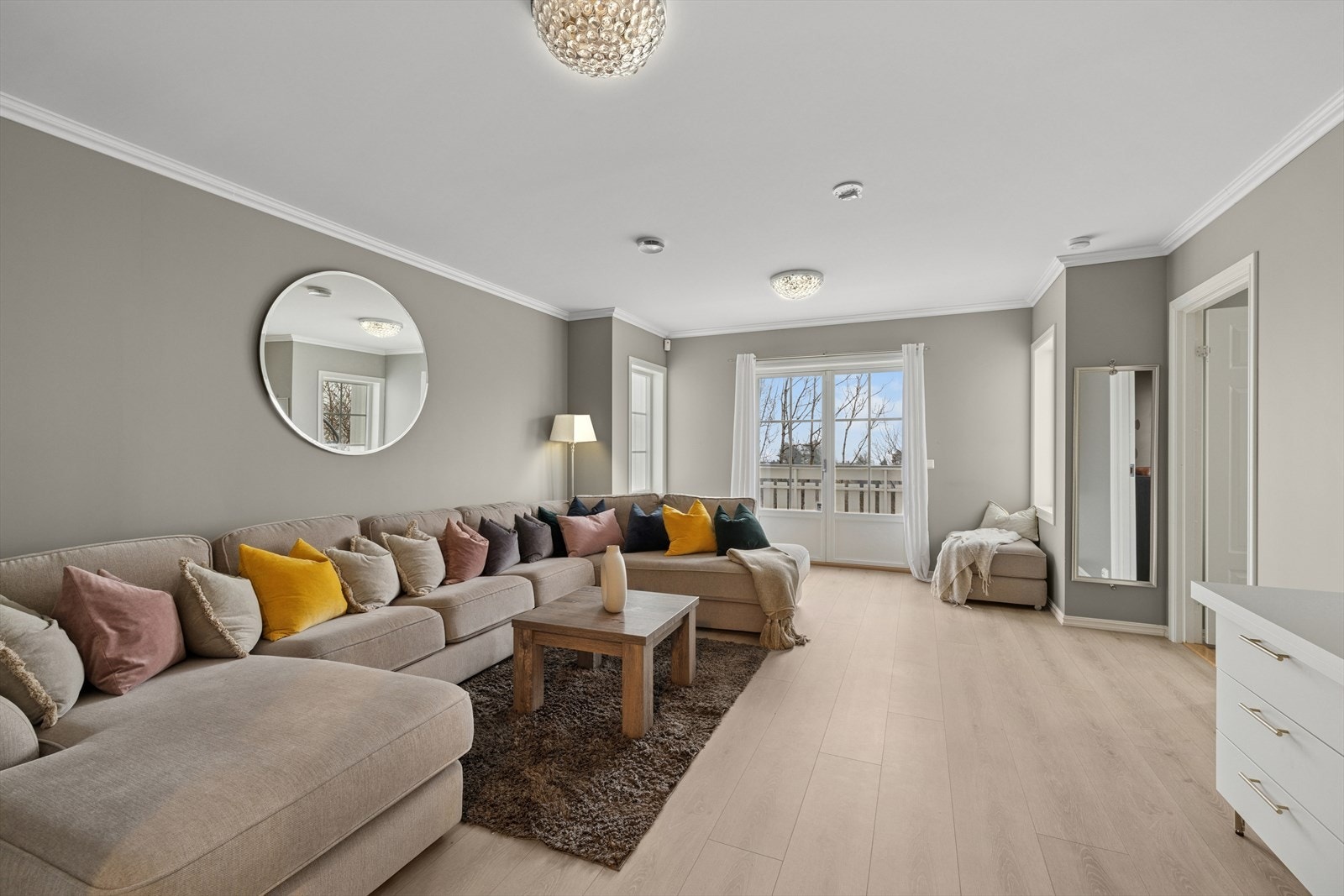 Her i hagestuen kan barna invitere venner på besøk. Utgang til terrassen og hagen. Galleribilde