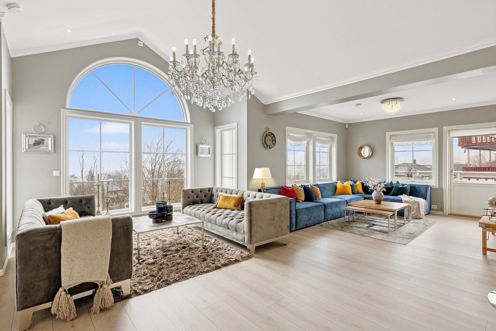 Stuen mot TV-stuen. Det er takøyde på hele 2,59 meter i de øvrige stuene. Galleribilde