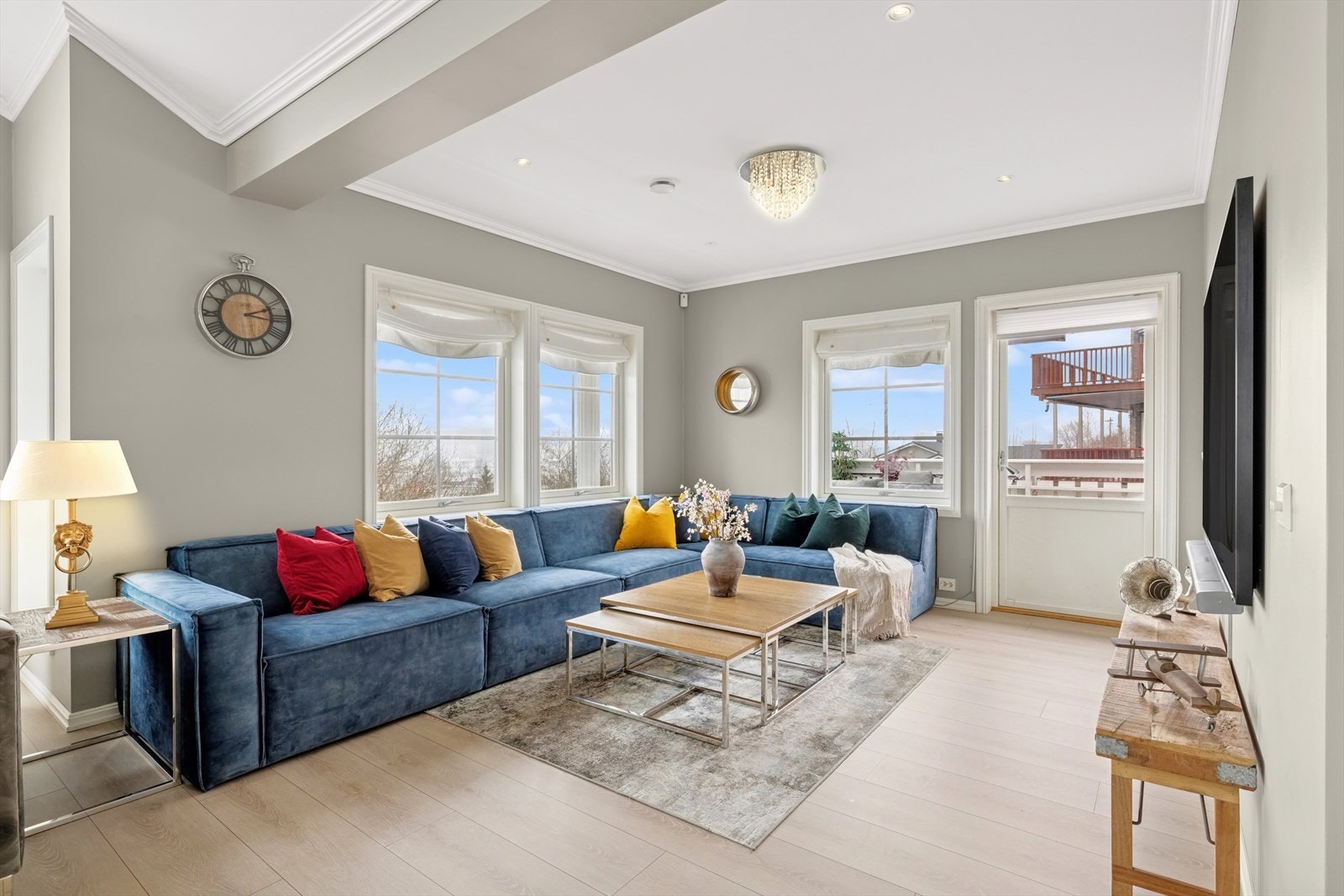 Fra TV-stuen er det utgang til 14 m² stor sydvendt og solrik balkong. Galleribilde