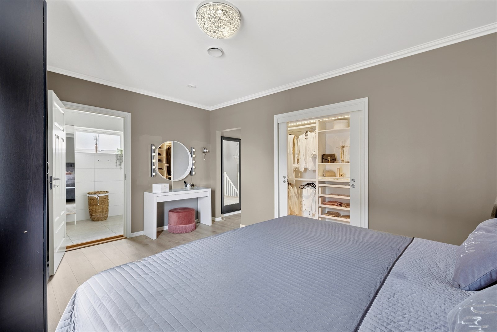 Det er romslig bad i tilknytning til hovedsoverommet. Galleribilde