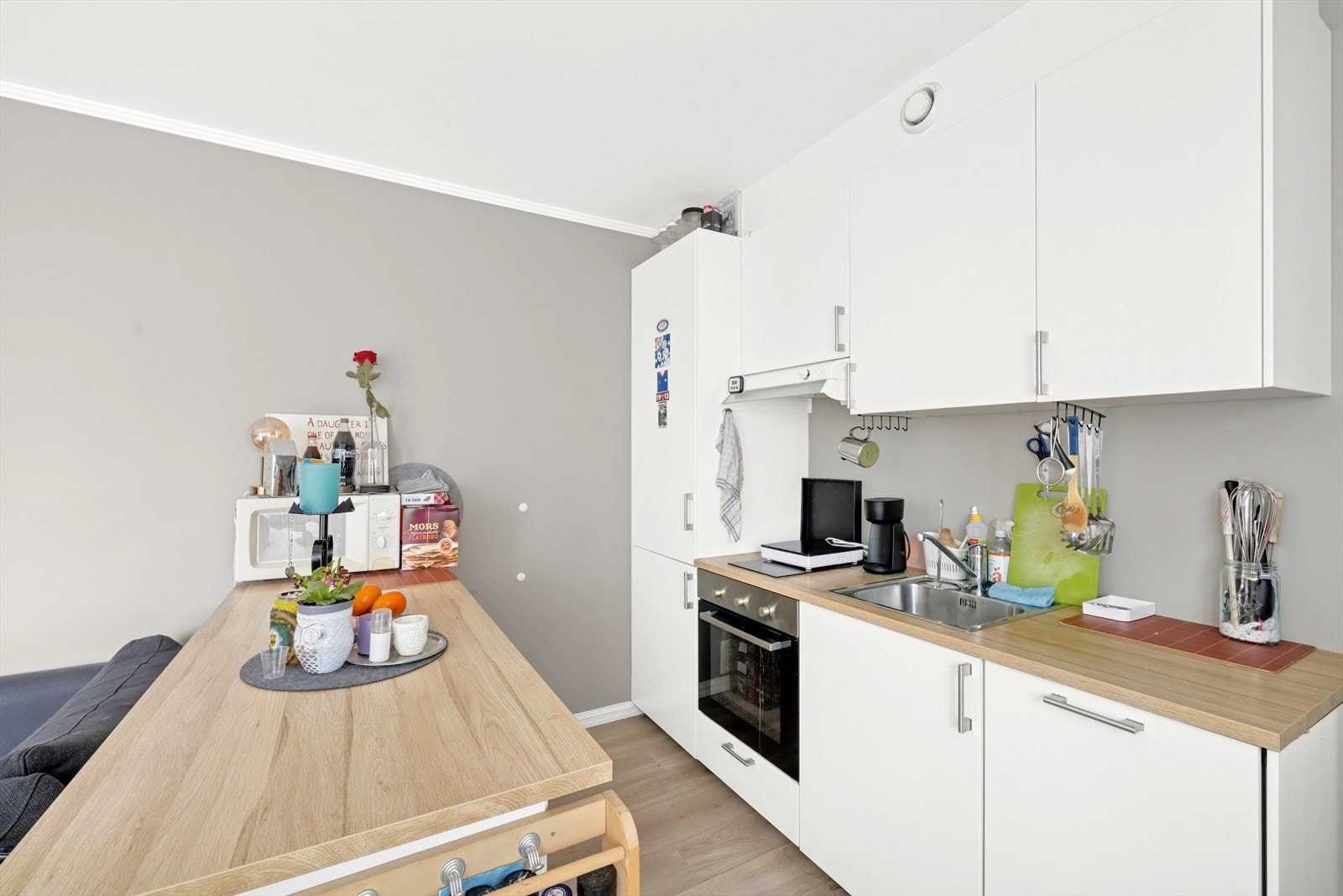 Kjøkken i utleiedel (ikke godkjent) er utført med hvite glatte fronter, laminat benkeplate. Det er praktisk halvøy som fungerer som romdeler. Galleribilde