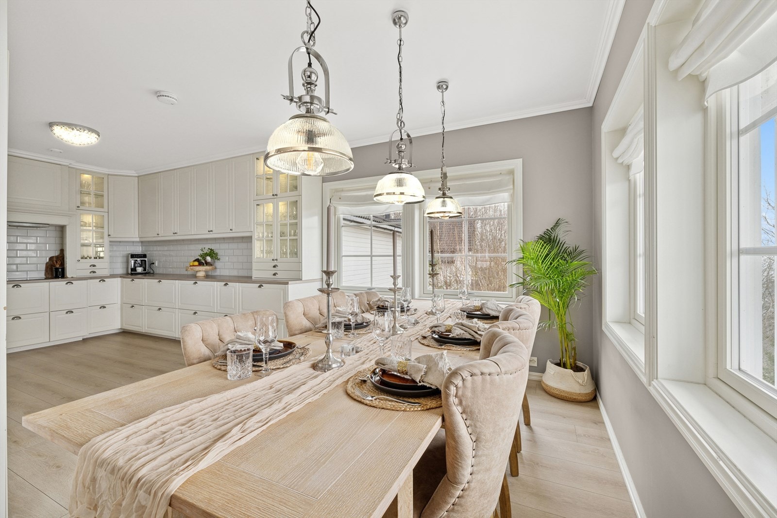 Spisestuen er i forlengelse av de øvrige stuene. Galleribilde