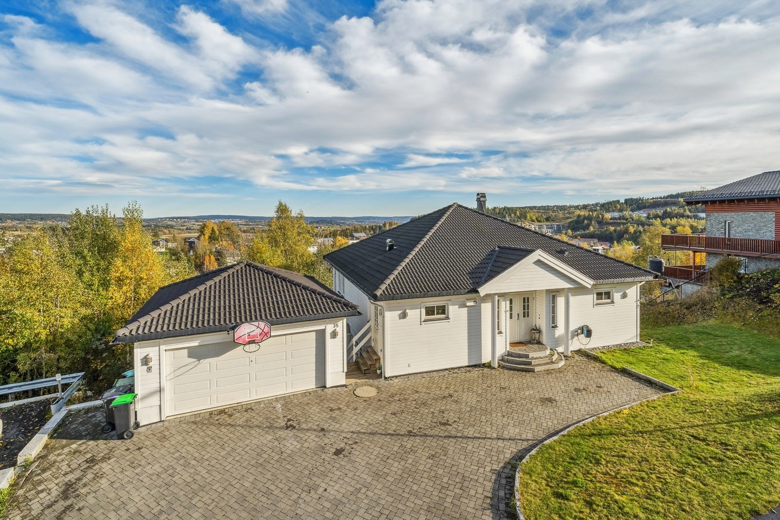 Hagedelen er skrånende og er oppdelt i terrasser. Galleribilde