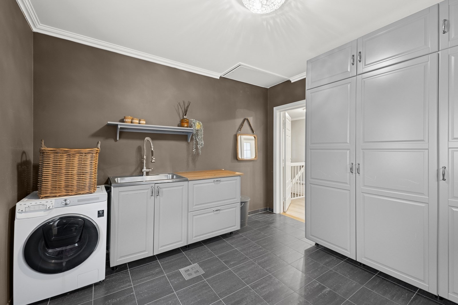 Meget praktisk vaskerom av god størrelse. Her er det godt med skapplass, utslagsvask og benkeplass. Her er det også ekstra kjøleskap og fryser som medfølger. Det er også egen inngangsdør fra dette rommet. Galleribilde