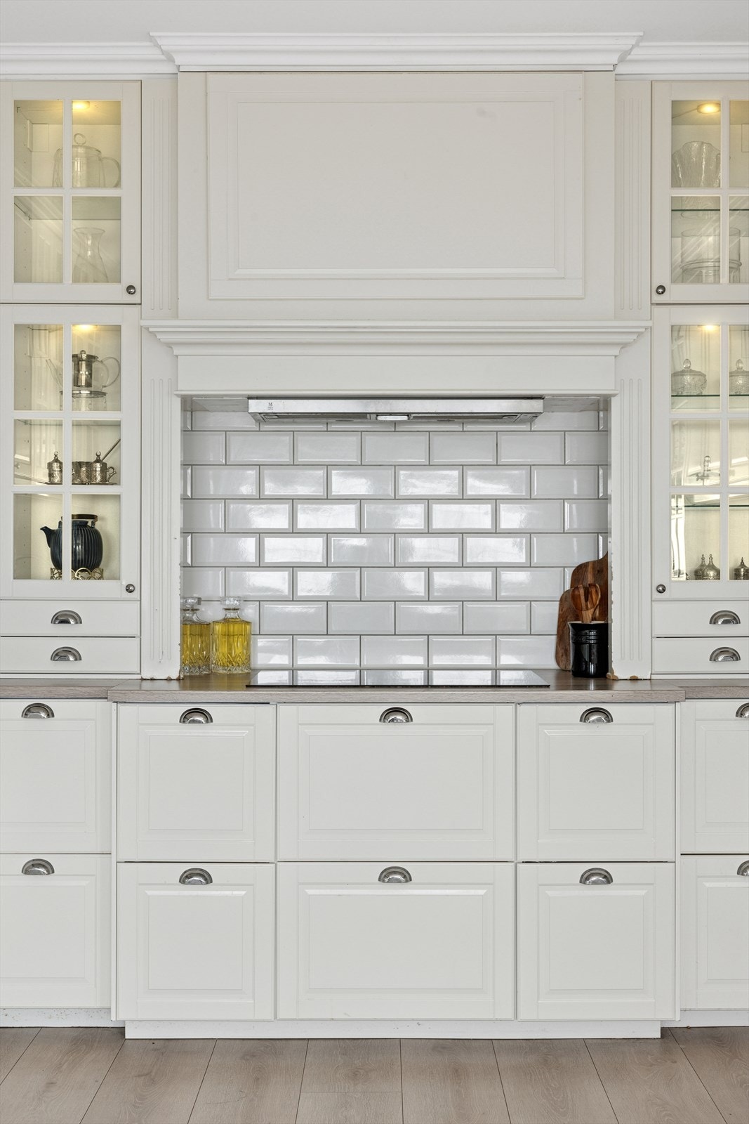 Det er ekstra bred induksjonstopp og ventilator med avtrekk ut. Galleribilde