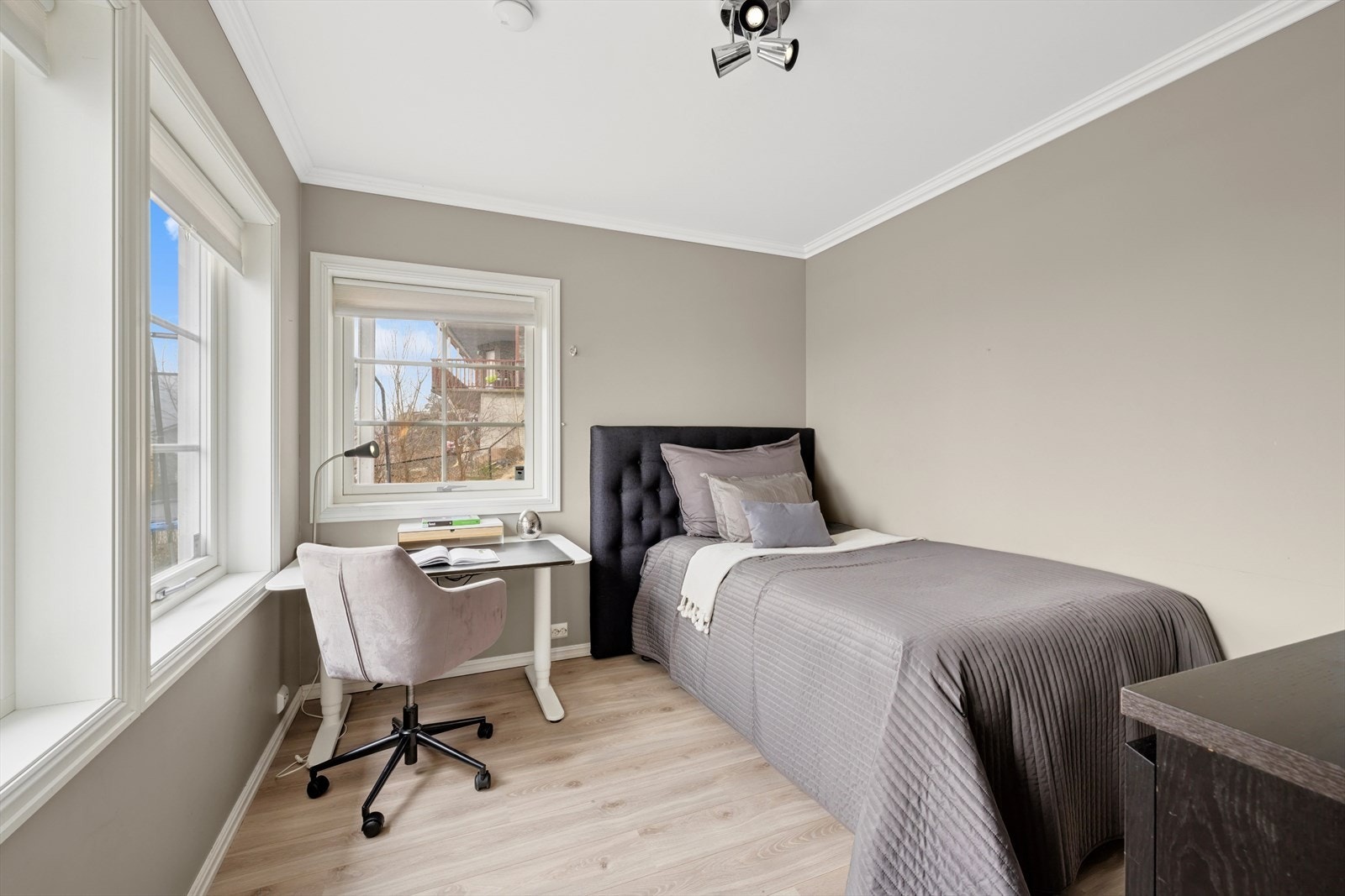 Soverom 2 på ca. 10 m² med 3 vinduer og god plass til enkelt- eller dobbeltseng med tilhørende møblement. Galleribilde