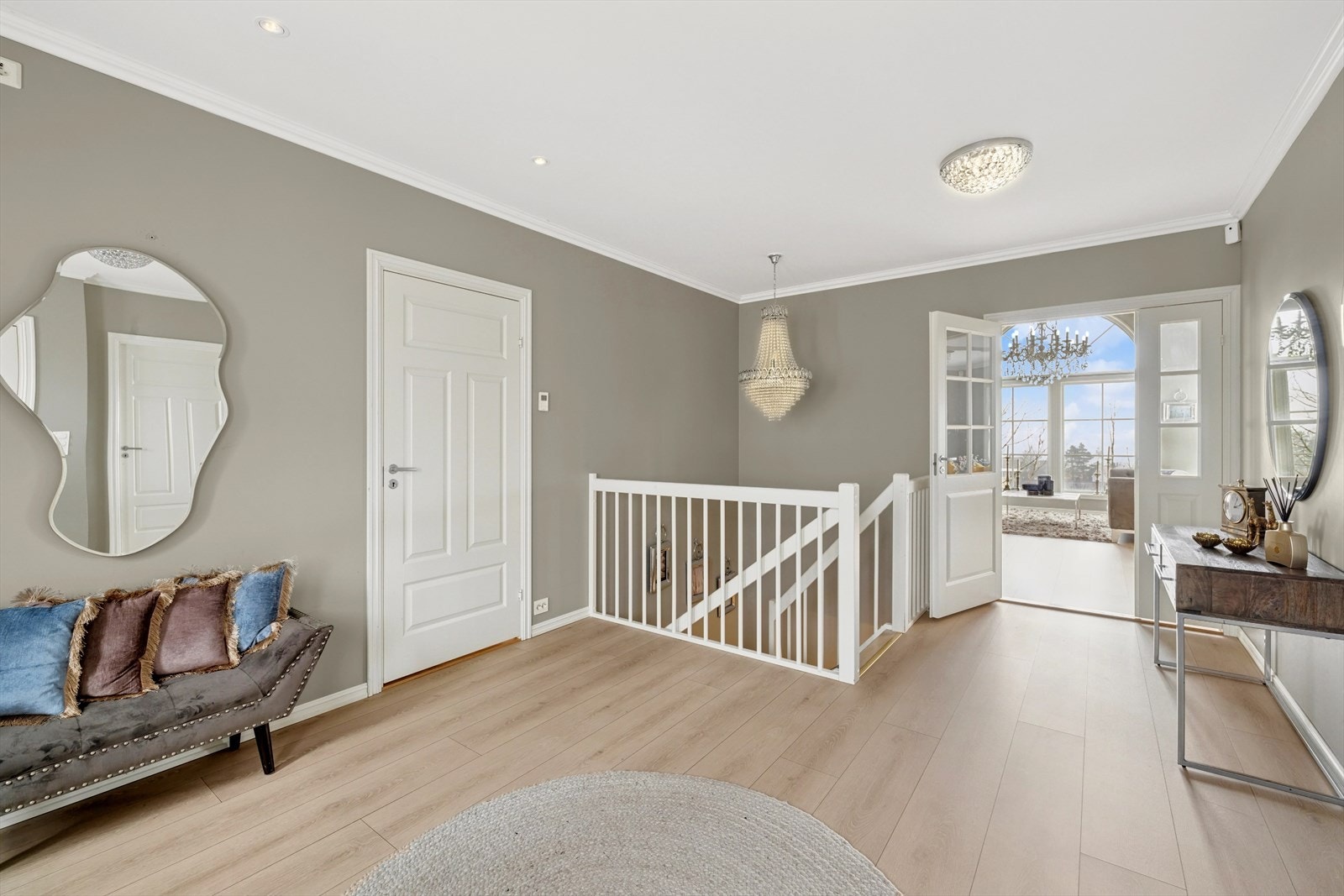 Det er fløydør med glassfelt fra hallen mot stuen, som gir fint gjennomlys. Galleribilde