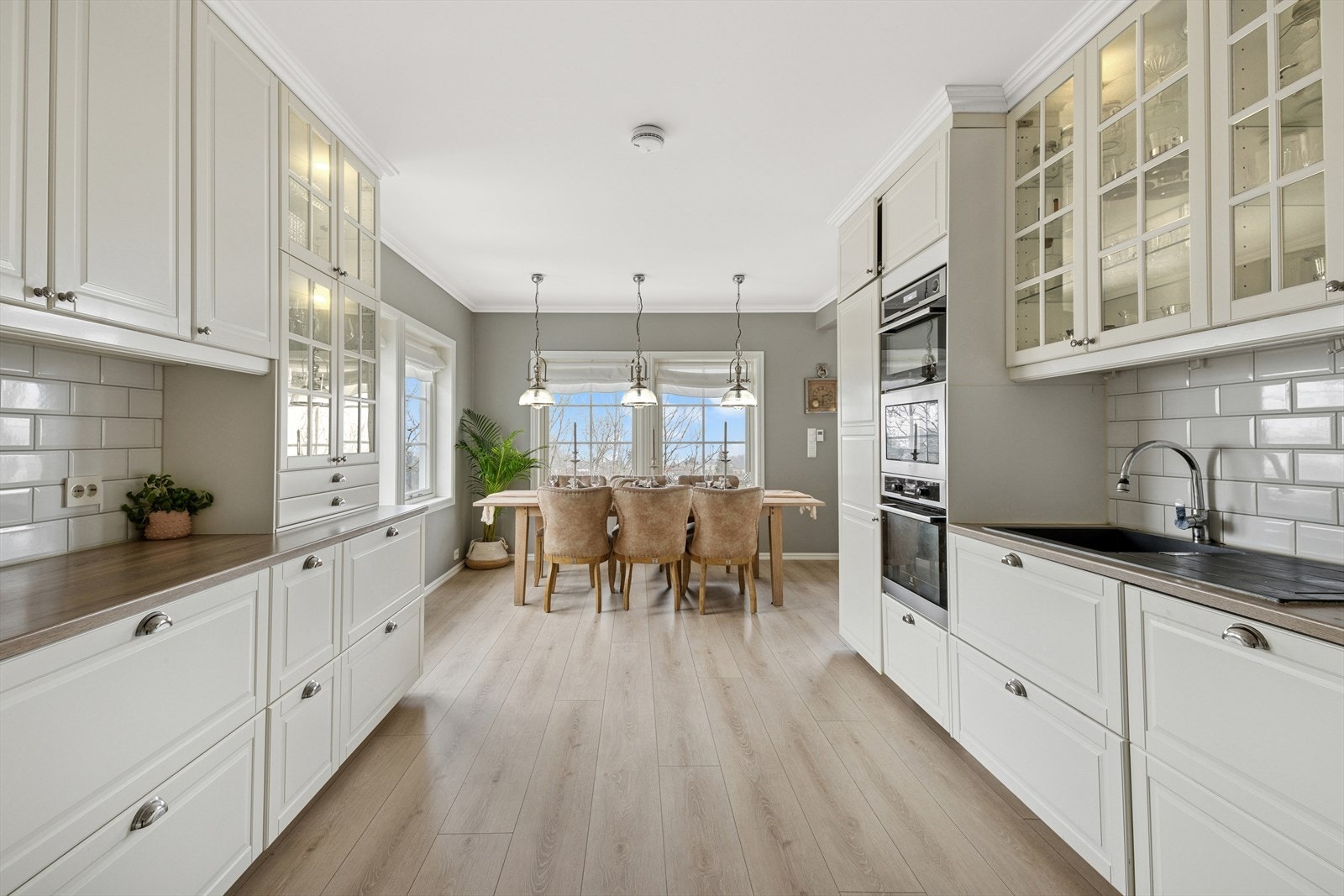 Det er medfølgende integrerte hvitevarer som; oppvaskmaskin, micro, to stekeovner, induksjonstopp og kjøleskap. Galleribilde