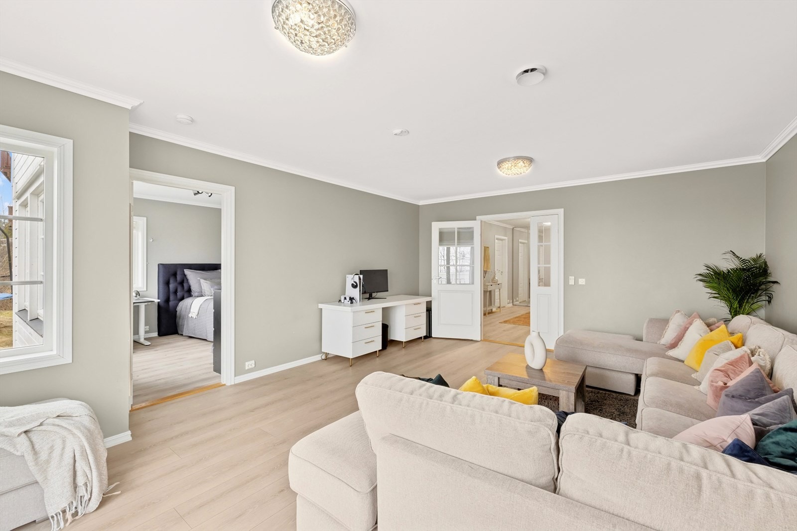 Det er flere møbleringsmuligheter i hagestuen. Det er 3 soverom i hoveddelen i denne etasjen. Det må etableres dør inn til den delen som er utleid. (bak sofa er det brancelledør). Galleribilde