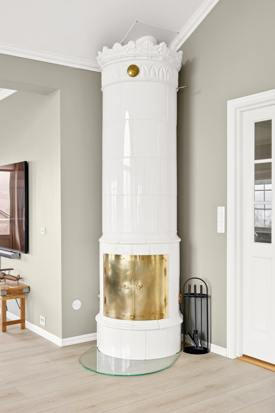 Den staselige kakkelovnen er et flott møbel, men den varmer også godt på sene høst- og vinterkvelder. Galleribilde