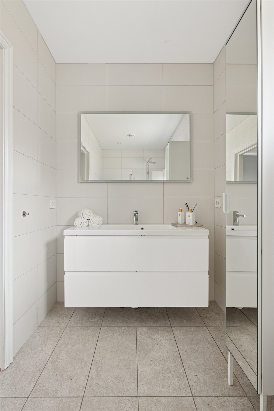 Pent flislagt baderom i tilknytning til hovedsoverommet. Servant med to store skuffer samt speil med innebygget ledlys. Galleribilde