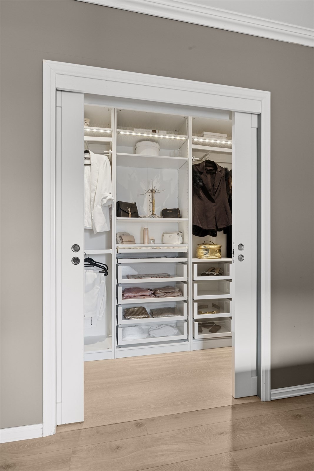 Det er også praktisk walk-in- closet med dobble skyvedører. Galleribilde