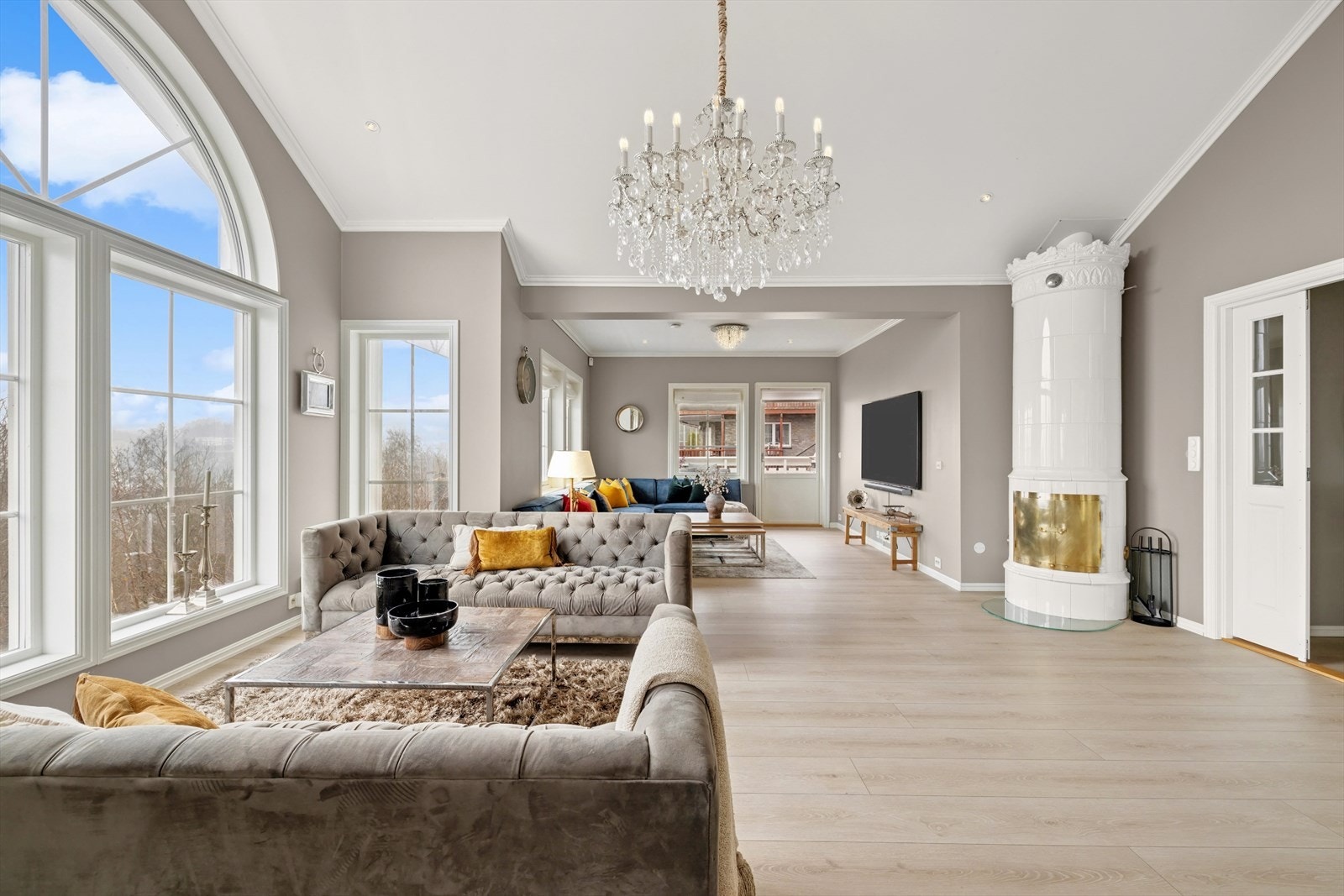 Det er rikelig med naturlig lys i den store stuen. Galleribilde