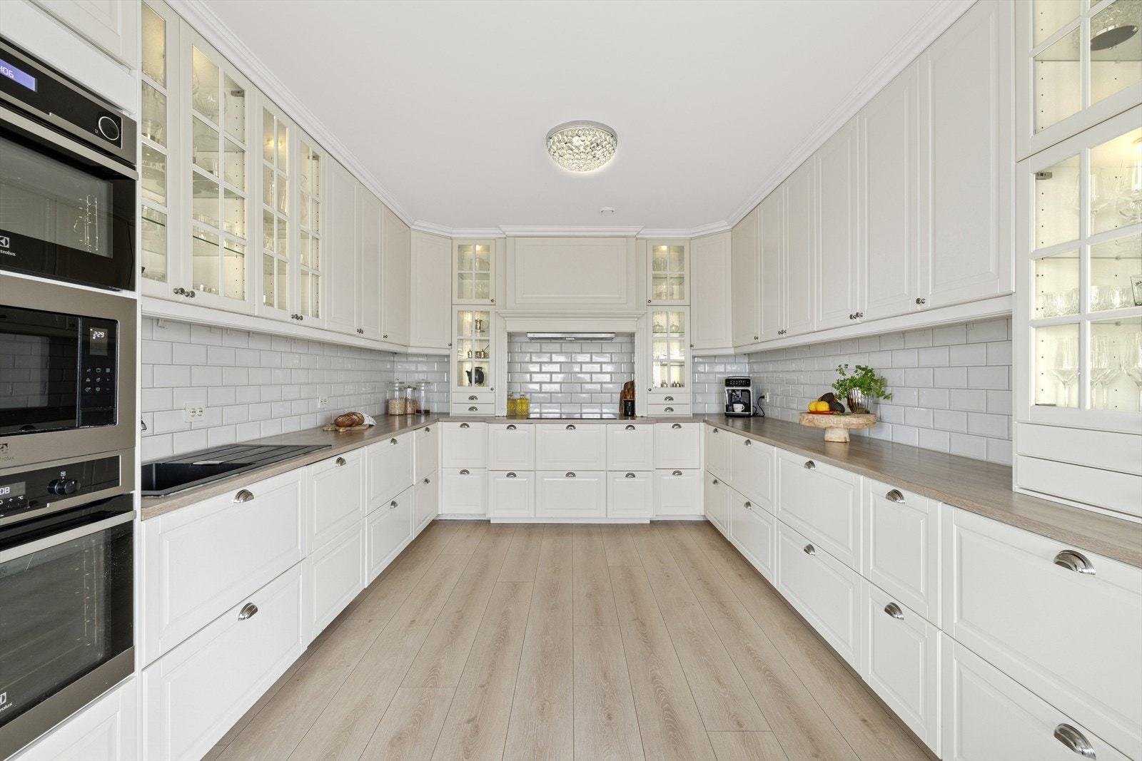 Kjøkkenet er i U-form og byr på rikelig med skuffer samt skap- og benkeplass. Galleribilde