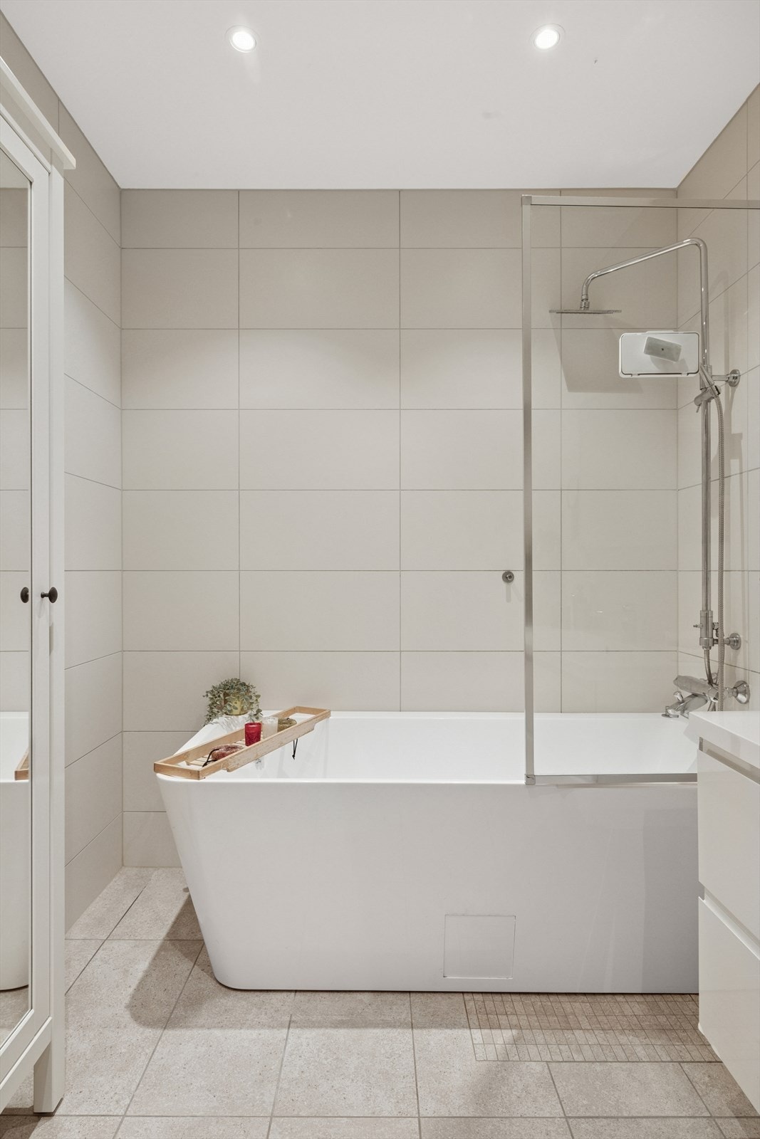 Her kan man slappe av i badekaret eller ta en rask dusj. Downlights i taket gir fin belysning. Galleribilde