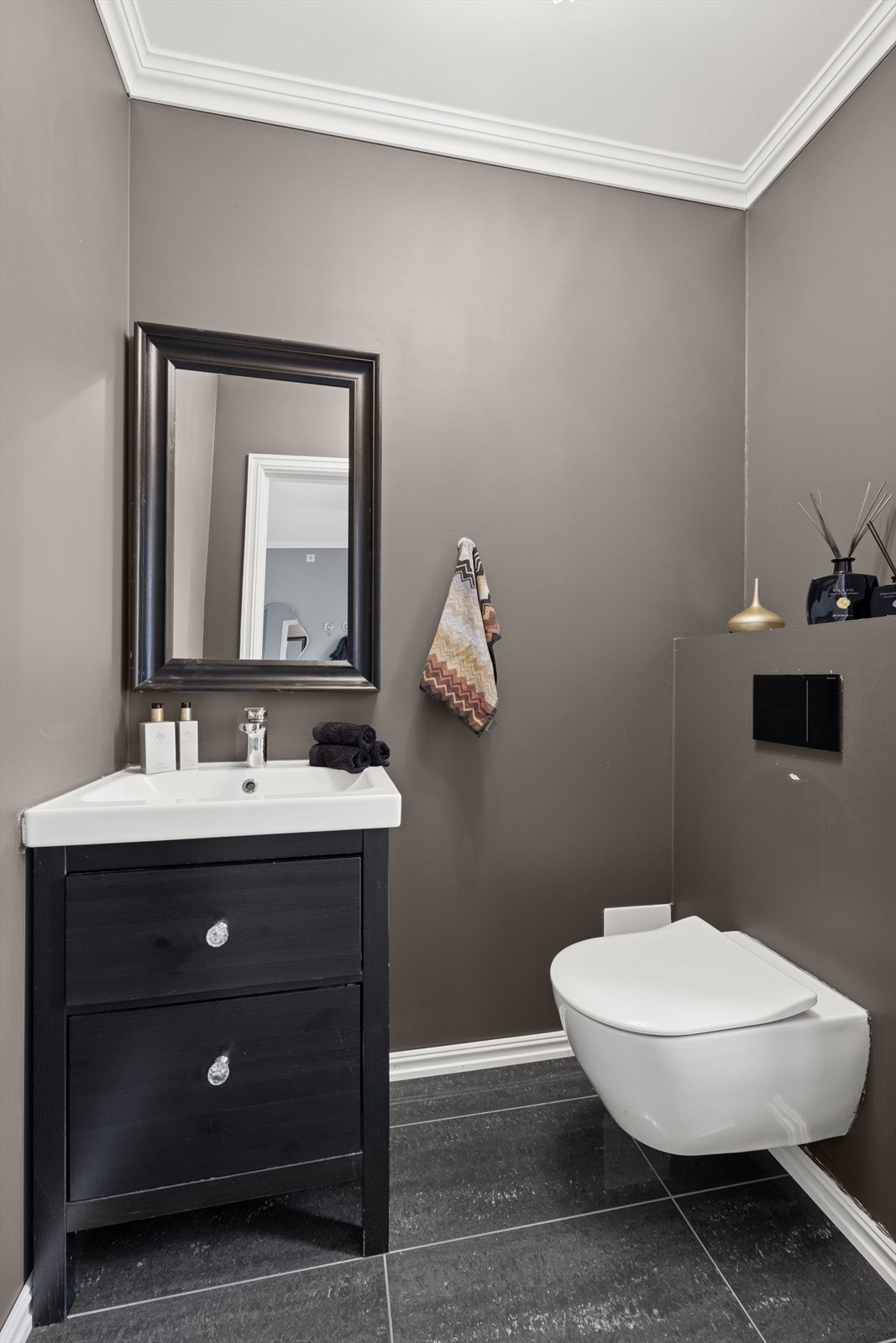 Det er praktisk toalettrom med inngang fra hallen. Servant med skuffer og vegghengt toalett. Helt supert i den travle hverdagen. Galleribilde