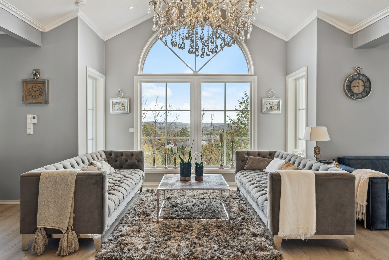 Den store stuen byr på takhøyde på hele 3,77 meter til mønet. Legg merke til det buede vinduet som går opp mot mønet. Galleribilde