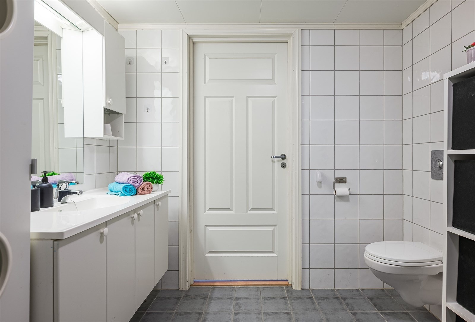 Baderommet er også utstyrt med dusjhjørne med innfellbare glassdører og vegghengt toalett. Galleribilde