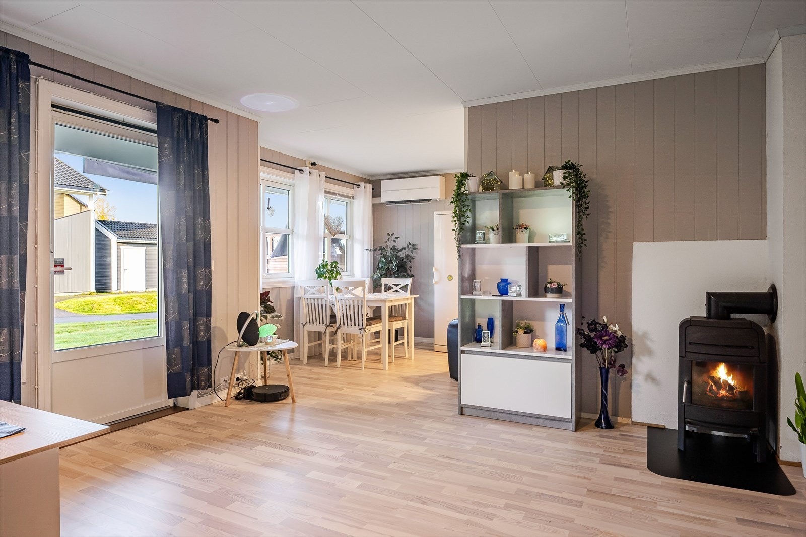 I tilknytning til kjøkkenet er det naturlig plass til et stort spisebord. Leiligheten har balansert ventilasjon med varmegjenvinner som sørger for et godt inneklima. Galleribilde